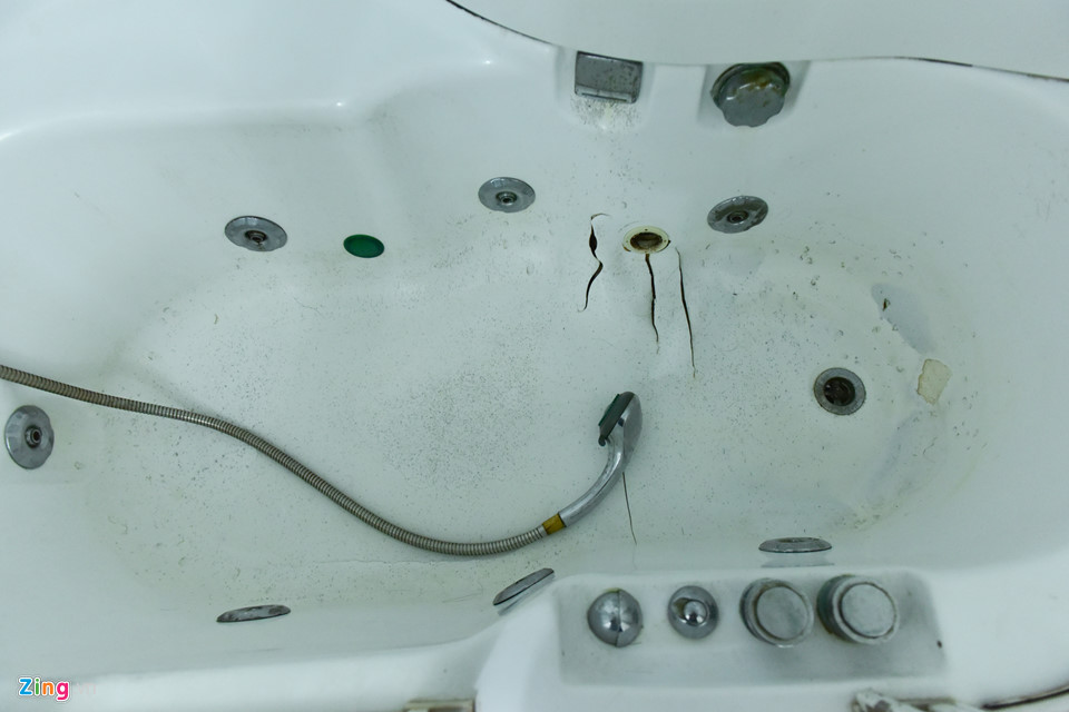 Nhiều nhà nghỉ trên đỉnh Mẫu Sơn bị bỏ hoang